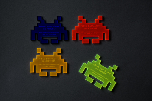 Cartão de visita criativo e nostálgico fabricado em acrílico fluorescente com os aliens do jogo Space Invaders