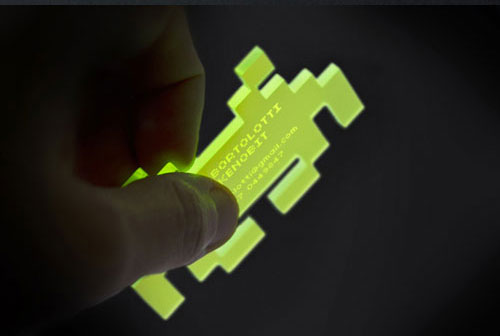 Cartão de visita criativo e nostálgico fabricado em acrílico fluorescente com os aliens do jogo Space Invaders