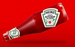 Vidro de ketchup heinz com rótulo em nova posição para ajudar o consumidor a servir a quantidade certa de ketchup